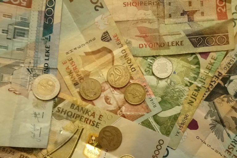 Geld en betalen in Albanie. Alles wat je moet weten voor je vakantie.